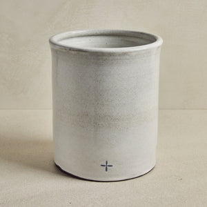Pot gris, gros vase en céramique gris sur fond beige