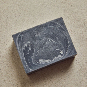 Savon en barre anthracite marbré sur fond beige